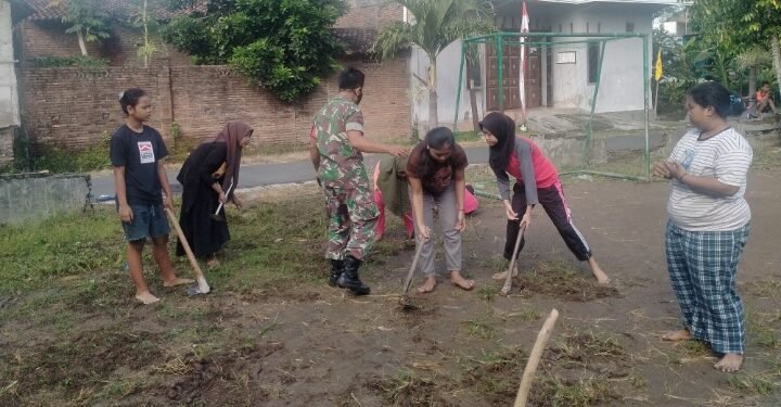 Wujudkan Lingkungan Bersih Babinsa Kerja Bakti Bersama Karang Taruna.