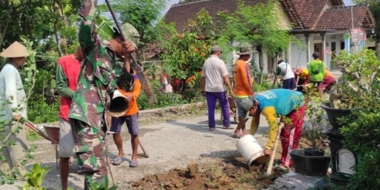 Akses Jalan Rusak Babinsa Bersama Warga Gotong-royong Perbaikan Jalan.