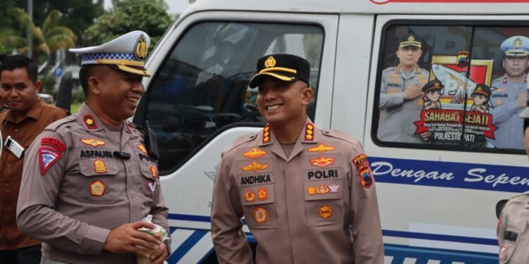 Berkah Ramadhan, Satlantas Polresta Pati Berbagi Takjil ke Penguna Jalan.