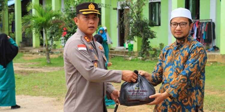 Kapolres Kepulauan Anambas Bagikan Bantuan Sosial.