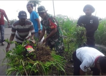 Wujud Manunggal Bersama Rakyat, Babinsa Catur Ikut Kerja Bakti Bersihkan Saluran Irigasi.