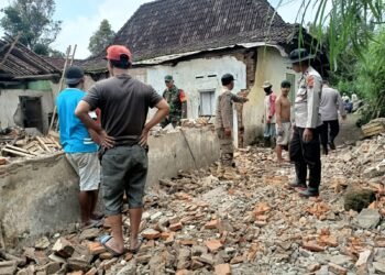Gerak Cepat, Babinsa dan Babinkamtibmas Bantu Rumah Roboh Warga Binaan.