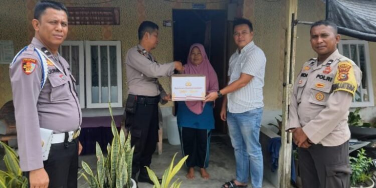 Polsek Perhentian Raja Beri Bantuan Pada Masyarakat Yang Mengalami Kenaikan Harga Sembako.