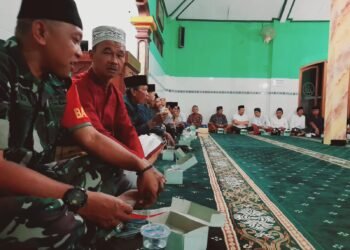 Pererat Silaturahmi, Babinsa Dan Babinkamtibmas Laksanakan Sholat Tarawih Keliling