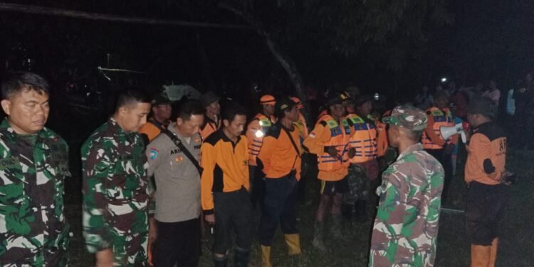 Babinsa Koramil Wonosegoro Bersinergi Bantu Cari Korban Anak Hanyut.