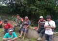 Manfaatkan Waktu Istirahat, Babinsa Cepogo Komsos dengan Warga.