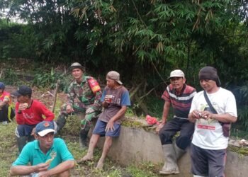 Manfaatkan Waktu Istirahat, Babinsa Cepogo Komsos dengan Warga.