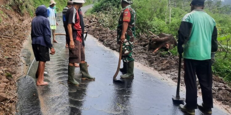 Bersama Warga, Babinsa Conto Dan Anggota Koramil 21/Bulukerto Karya Bakti Bersihkan Longsoran.