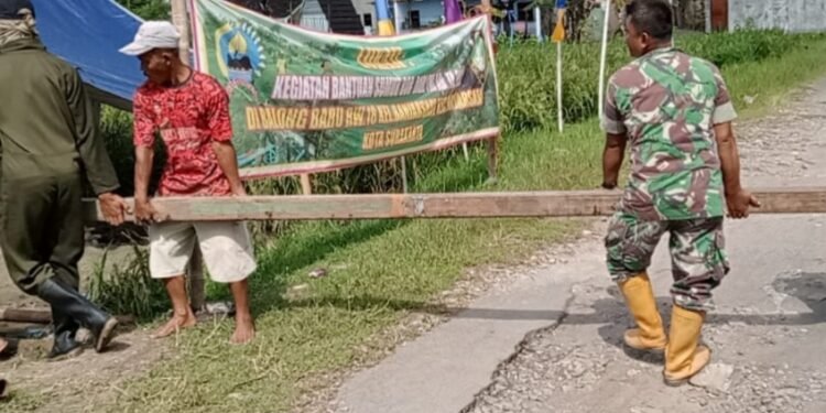 Sukseskan Program TNI Manunggal Air Bersih, Babinsa Kelurahan Banjarsari Bersama Warga Gotong-royong Bantu Proses Pengeboran.