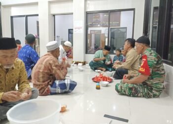 Babinsa Hadiri Buka Bersama di Musholla Wilayah Binaan.