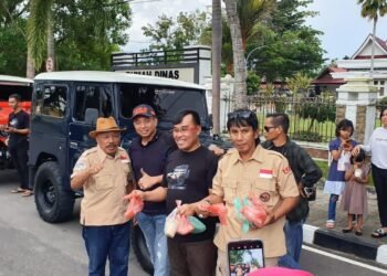 TLCI Chapter 2 Korwil Kampar Peduli, Bagi ‘Takjil’ Kepada Masyarakat Pengguna Jalan Dikota Sarimadu Bangkinang.