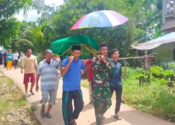 Wujud Kepedulian Terhadap Kedukaan Masyarakat Desa Binaan, Personel Satgas Yonarmed 19/105 Trk Bogani Bantu Prosesi Pemakaman Warga.