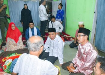 Usai Safari Ramadhan, Pj Bupati Kampar Dr. Kamsol Masih Sempatkan Jenguk Warga yang Sedang Sakit.