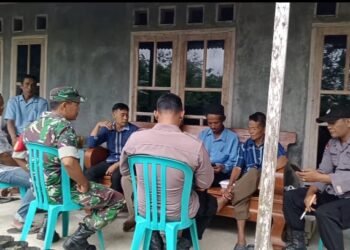 Hadiri Pertemuan Warga, Babinsa dan Babinkamtibmas Selipkan Pesan Kamtibmas.