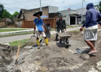 Wujud Kemanunggalan TNI dan Rakyat, Babinsa Bantu Pembuatan Lapangan Volly.