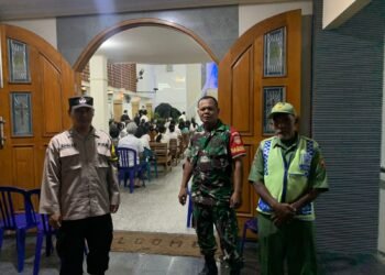 Babinsa Laksanakan Pengamanan Ibadah Malam Wafat Isa Almasih.