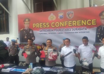 Caption, Foto Polisi Rilis Lima Terdangka Kasus Pencurian yang SempatTerekam CCTV di Surabaya.