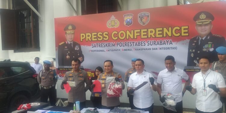 Caption, Foto Polisi Rilis Lima Terdangka Kasus Pencurian yang SempatTerekam CCTV di Surabaya.
