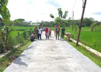 Babinsa dan Babinkamtibmas Bantu Tim Verifikasi Pembangunan Jalan.