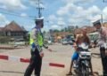 Polres Muara Enim Memantau Arus Mudik Mewaspadai Kemacetan di Perlintasan Kereta Api Simpang Belimbing.
