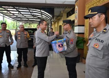 Mendekati Hari Raya, Kapolda Kalsel Berbagi Bingkisan Lebaran.