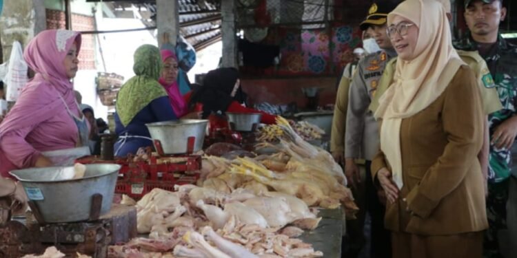 Pastikan Stok Sembako Aman, Wabup Sumenep Blusukan ke Pasar Tradisional.