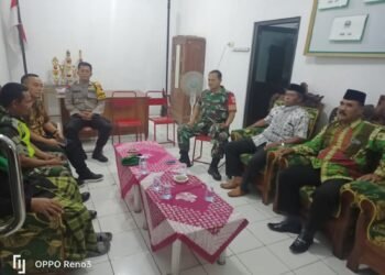 Suasana Idul Fitri, Babinsa Karanggede Laksanakan Komsos Dengan Tokoh Agama Karangkepoh.