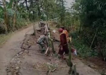 Cegah Abrasi Susulan, Babinsa Bantu Pembuatan Patok Darurat.