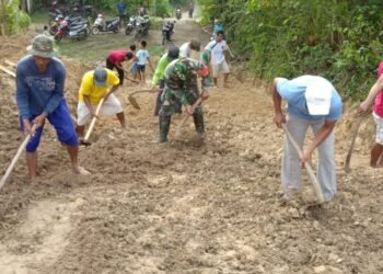 Babinsa Klego Bersama Warga Gotong Royong Perbaikan Jalan.