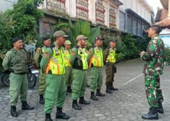 Wujudkan Linmas Yang Tangguh, Bati Bakti TNI Koramil 03/Serengan Berikan Pelatihan PBB.