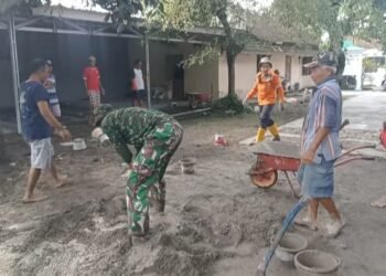 Walau Berbeda Keyakinan Babinsa Bantu Pengecoran Masjid Binaan.