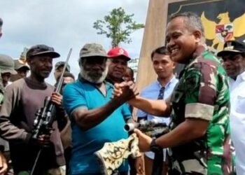 Enam Pucuk Senpi Diserahkan Mantan Panglima OPM ke Pangdam XVll/Cendrawasih.