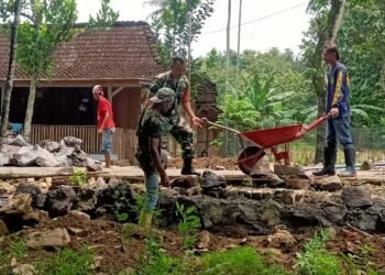 Teladan Bagi Warganya Babinsa Motivasi Karya Bakti Pembangunan Jalan.