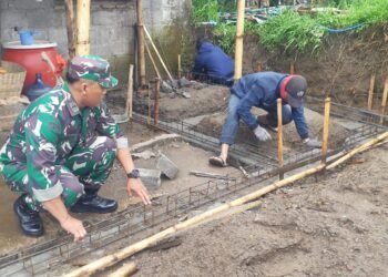 Terus Bina Kekeluargaan Dengan Warga, Babinsa Cepogo Bantu Pasang Besi Cor.