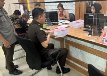 Jaksa Kejati Sulsel Melimpahkan ke Pengadilan Tipikor Makassar Terdakwa Dugaan Korupsi Penggunaan Dana PDAM Kota Makassar untuk Pembayaran Tantiem 2017-2019.