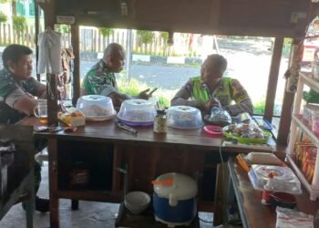 Sejenak Lepas Lelah, TNI Polri Jalin Keakraban Dengan Warga.