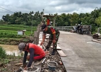Babinsa Bantu Dan Awasi Pembangunan Jembatan Antara Desa Glonggong Dan Sempu.