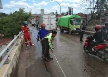 “Solar Tumpah di Jalan Tol Kapuas Dua, Polres Kubu Raya dan Damkar Desa Kapur segera lakukan pembersihan”