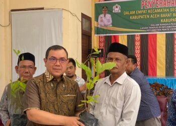 Serahkan Sebelas Ribu Batang Pohon Secara Simbolis, Pj. Bupati Mahdi Efendi Sebut Guna Menyangga Musibah Longsor.