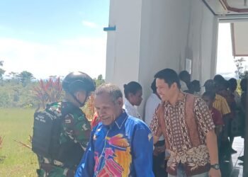 Warga Yalimo Bersyukur Terima Alkitab Dari Satgas Yonif Raider 200/BN.