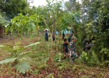 Satgas Yonif Raider 200/BN Bersama Warga Gotong Royong Bersihkan Lingkungan.