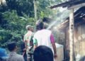 Gerak Cepat, Babinsa Bantu Petugas Kebakaran Padamkan Api.