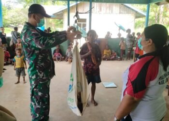 Gandeng Puskesmas, Satgas Yonif 143/TWEJ Sehatkan Masyarakat Di Papua.