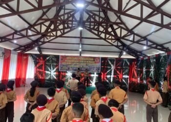 Kasdim 1710/Mimika Pimpin Upacara Pembukaan Perkemahan Sabtu-Minggu (Persami) Saka Wira Kartika TA. 2023