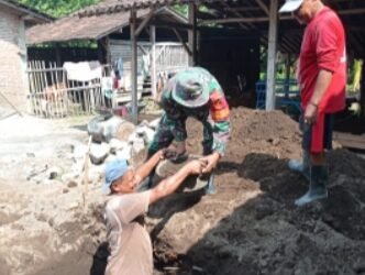 Manunggal Dengan Warganya, Babinsa Glintang Bantu Buat Pondasi.