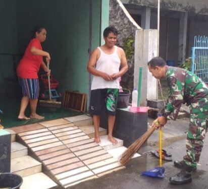 Ciptakan Lingkungan Berseri, Babinsa Jayengan Kerja Bakti Bersama Warga.