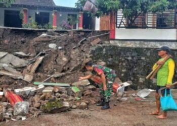 Wujud Kemanunggalan TNI, Babinsa Datangi Warga Yang Mengalami Pagar Roboh.