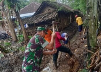 Babinsa Koramil Nogosari Ikut Karya Bakti Bersama Warga.
