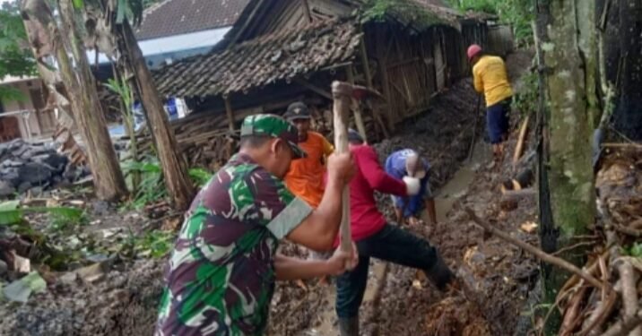 Babinsa Koramil Nogosari Ikut Karya Bakti Bersama Warga.