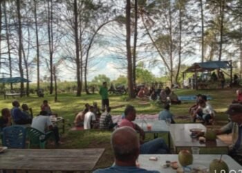 H. Mawardi Basyah Caleg DPRA Lakukan Pertemuan di Pantai Cemara Suak Timah.